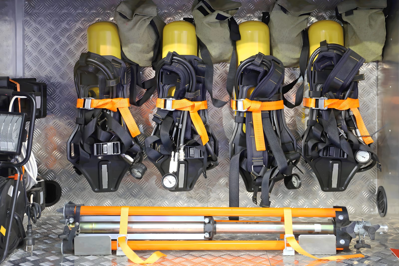 Self-contained breathing apparatus sets arranged for servicing