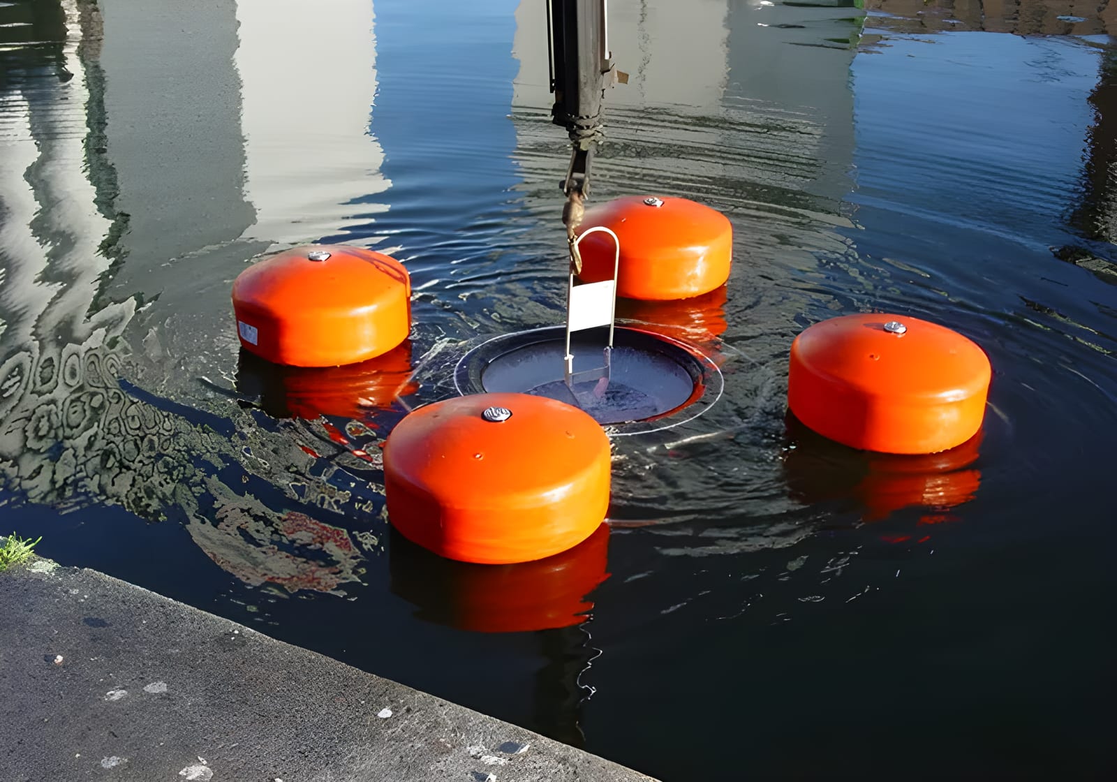 Tarantula oil skimmer unit operating on the water surface